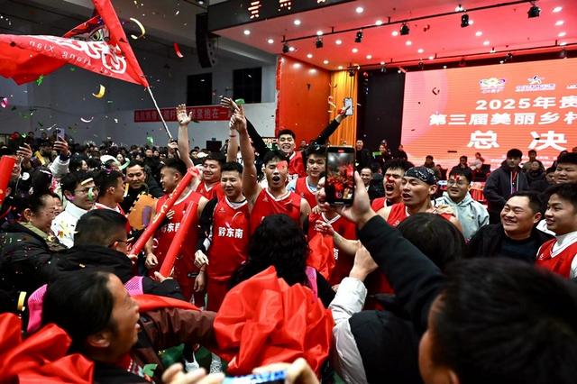 关于乡村篮球草根联赛决胜战打响，激情燃烧全场的信息