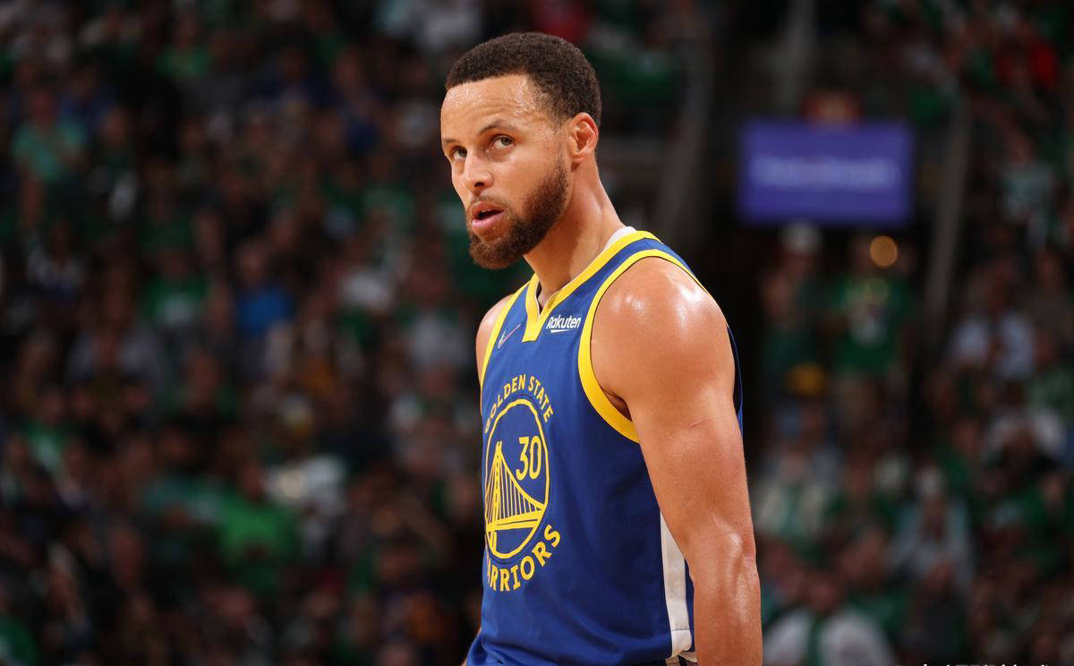 库里在勇士比赛中突破纪录，出色防守引发热议！